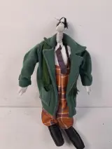 Kunstpop (art doll) gemaakt door de bekende Poolse kunstenaar Paweł Althamer en zijn vrouw Monika Szambelan – kavel bij De Kringwinkel, Waardamme