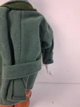 Kunstpop (art doll) gemaakt door de bekende Poolse kunstenaar Paweł Althamer en zijn vrouw Monika Szambelan – foto 9 – kavel bij De Kringwinkel, Waardamme