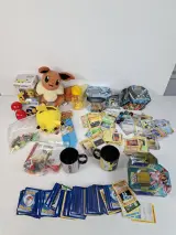 Grote Pokémon Verzameling Lot – TCG Kaarten, Tins, Funko Pop Pikachu, Knuffels & Merchandise! – kavel bij De Kringwinkel, Waardamme