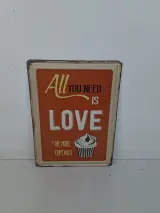 Humoristisch Retro Metalen Wandbord – "All You Need Is Love... *Or More Cupcakes" – kavel bij De Kringwinkel, Waardamme