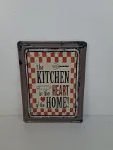 Retro Metalen Wandbord – "The Kitchen is the Heart of the Home!" – kavel bij De Kringwinkel, Waardamme