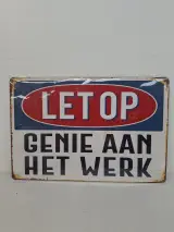 Retro Metalen Wandbord / Tekstbord – "LET OP, GENIE AAN HET WERK" – kavel bij De Kringwinkel, Waardamme