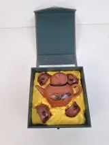 Authentieke Chinese Yixing Klei Theeset – Met 4 Kopjes in Luxe Traditionele Geschenkdoos – foto 2 – kavel bij De Kringwinkel, Waardamme