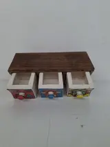 Vintage Handgemaakt Houten Kruidenkastje – Met 3 Kleurrijke Keramische Lades / Mini-Commode – foto 2 – kavel bij De Kringwinkel, Waardamme
