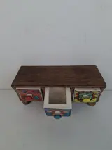 Vintage Handgemaakt Houten Kruidenkastje – Met 3 Kleurrijke Keramische Lades / Mini-Commode – foto 3 – kavel bij De Kringwinkel, Waardamme