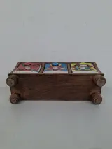 Vintage Handgemaakt Houten Kruidenkastje – Met 3 Kleurrijke Keramische Lades / Mini-Commode – foto 4 – kavel bij De Kringwinkel, Waardamme