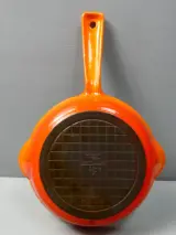 Vintage oranje geëmailleerde braadpan met handvat – foto 2 – kavel bij De Kringwinkel, Diest