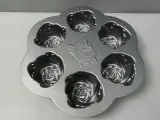 Metalen cup cakevorm met rozenmotief Nordic Ware USA – kavel bij De Kringwinkel, Diest