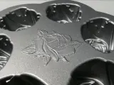 Metalen cup cakevorm met rozenmotief Nordic Ware USA – foto 3 – kavel bij De Kringwinkel, Diest