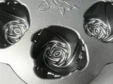 Metalen cup cakevorm met rozenmotief Nordic Ware USA – foto 4 – kavel bij De Kringwinkel, Diest