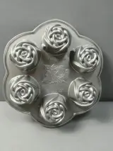 Metalen cup cakevorm met rozenmotief Nordic Ware USA – foto 5 – kavel bij De Kringwinkel, Diest