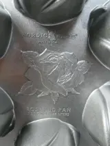 Metalen cup cakevorm met rozenmotief Nordic Ware USA – foto 6 – kavel bij De Kringwinkel, Diest