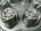 Metalen cup cakevorm met rozenmotief Nordic Ware USA – foto 7 – kavel bij De Kringwinkel, Diest