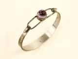 Modernistische armband in .835 zilver met paarse cabochon – foto 5 – kavel bij De Kringwinkel, Antwerpen