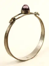 Modernistische armband in .835 zilver met paarse cabochon – foto 7 – kavel bij De Kringwinkel, Antwerpen