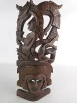 Handgesneden houten wanddecoratie met masker en figuur – kavel bij De Kringwinkel, Heverlee
