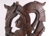 Handgesneden houten wanddecoratie met masker en figuur – foto 2 – kavel bij De Kringwinkel, Heverlee