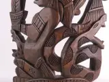Handgesneden houten wanddecoratie met masker en figuur – foto 3 – kavel bij De Kringwinkel, Heverlee