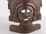 Handgesneden houten wanddecoratie met masker en figuur – foto 4 – kavel bij De Kringwinkel, Heverlee