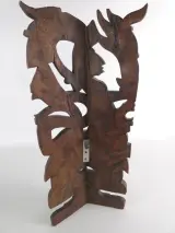 Handgesneden houten wanddecoratie met masker en figuur – foto 5 – kavel bij De Kringwinkel, Heverlee