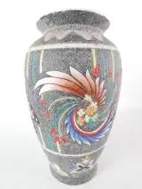 Vintage keramische vaas – handgeschilderd vlinderdecor met kleurrijke geometrische motieven – kavel bij De Kringwinkel, Heverlee