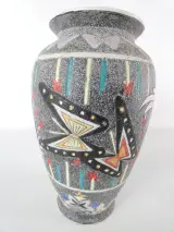 Vintage keramische vaas – handgeschilderd vlinderdecor met kleurrijke geometrische motieven – foto 2 – kavel bij De Kringwinkel, Heverlee
