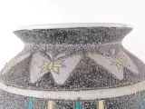 Vintage keramische vaas – handgeschilderd vlinderdecor met kleurrijke geometrische motieven – foto 3 – kavel bij De Kringwinkel, Heverlee