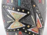 Vintage keramische vaas – handgeschilderd vlinderdecor met kleurrijke geometrische motieven – foto 5 – kavel bij De Kringwinkel, Heverlee