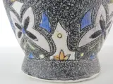 Vintage keramische vaas – handgeschilderd vlinderdecor met kleurrijke geometrische motieven – foto 6 – kavel bij De Kringwinkel, Heverlee