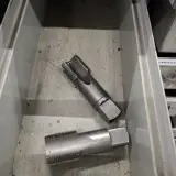 Assortiment metaalbewerking instrumenten in werkplaatskast – foto 3 – kavel bij Onlineveilingmeester, Aalsmeer