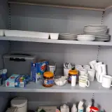 Divers keukenbenodigdheden in kast – foto 3 – kavel bij Onlineveilingmeester, Aalsmeer