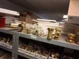 Partij installatiemateriaal in 2x magazijnkast – foto 2 – kavel bij Onlineveilingmeester, Hoogeveen