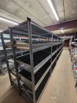 27 meter magazijnstellingen met metalen legborden en inzetbakken – kavel bij Onlineveilingmeester, Hoogeveen