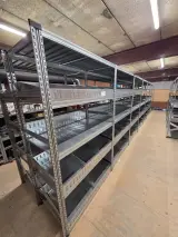 27 meter magazijnstellingen met metalen legborden en inzetbakken – foto 2 – kavel bij Onlineveilingmeester, Hoogeveen