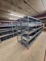 27 meter magazijnstellingen met metalen legborden en inzetbakken – foto 3 – kavel bij Onlineveilingmeester, Hoogeveen
