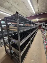 27 meter magazijnstellingen met metalen legborden en inzetbakken – foto 4 – kavel bij Onlineveilingmeester, Hoogeveen