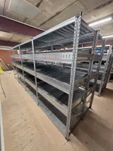 27 meter magazijnstellingen met metalen legborden en inzetbakken – foto 6 – kavel bij Onlineveilingmeester, Hoogeveen