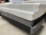Boxpring 180x200 cm, matrassen en 2 nachtkastjes – foto 4 – kavel bij Onlineveilingmeester, Hoogeveen