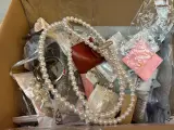 Ca. 190x Sieraden, Dr.Jart+, Button Amsterdam – foto 9 – kavel bij Onlineveilingmeester, Hoogeveen