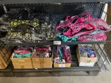 2x Inhoud stellingvak w.o. accessoires voor honden W.o. Sharon – kavel bij Onlineveilingmeester, Hoogeveen