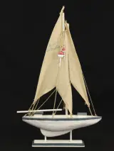Collectie van 4 decoratieve scheepsmodellen – Trawler, Belle Poule, La Victoire en zeilboot – foto 2 – kavel bij De Kringwinkel, Antwerpen