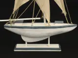 Collectie van 4 decoratieve scheepsmodellen – Trawler, Belle Poule, La Victoire en zeilboot – foto 4 – kavel bij De Kringwinkel, Antwerpen
