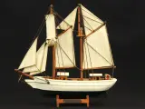 Collectie van 4 decoratieve scheepsmodellen – Trawler, Belle Poule, La Victoire en zeilboot – foto 5 – kavel bij De Kringwinkel, Antwerpen