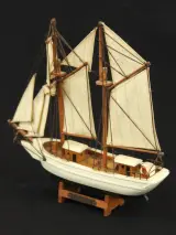 Collectie van 4 decoratieve scheepsmodellen – Trawler, Belle Poule, La Victoire en zeilboot – foto 6 – kavel bij De Kringwinkel, Antwerpen