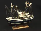Collectie van 4 decoratieve scheepsmodellen – Trawler, Belle Poule, La Victoire en zeilboot – foto 7 – kavel bij De Kringwinkel, Antwerpen