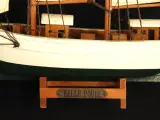 Collectie van 4 decoratieve scheepsmodellen – Trawler, Belle Poule, La Victoire en zeilboot – foto 10 – kavel bij De Kringwinkel, Antwerpen