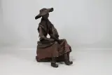Textielsculptuur: zittende figuur – kavel bij De Kringwinkel, Brecht