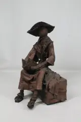 Textielsculptuur: zittende figuur – foto 2 – kavel bij De Kringwinkel, Brecht