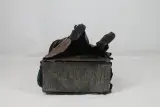 Textielsculptuur: zittende figuur – foto 4 – kavel bij De Kringwinkel, Brecht