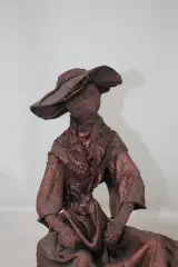 Textielsculptuur: zittende figuur – foto 5 – kavel bij De Kringwinkel, Brecht